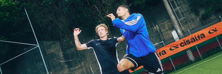 Ragazzi che giocano in campo da calcio