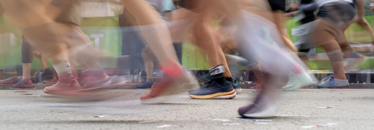 Persone che corrono con scarpe da running