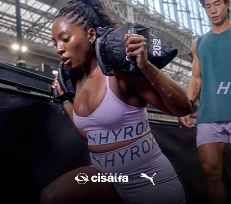 Ragazza durante un allenamento Hyrox con abbigliamento Puma x Hyrox