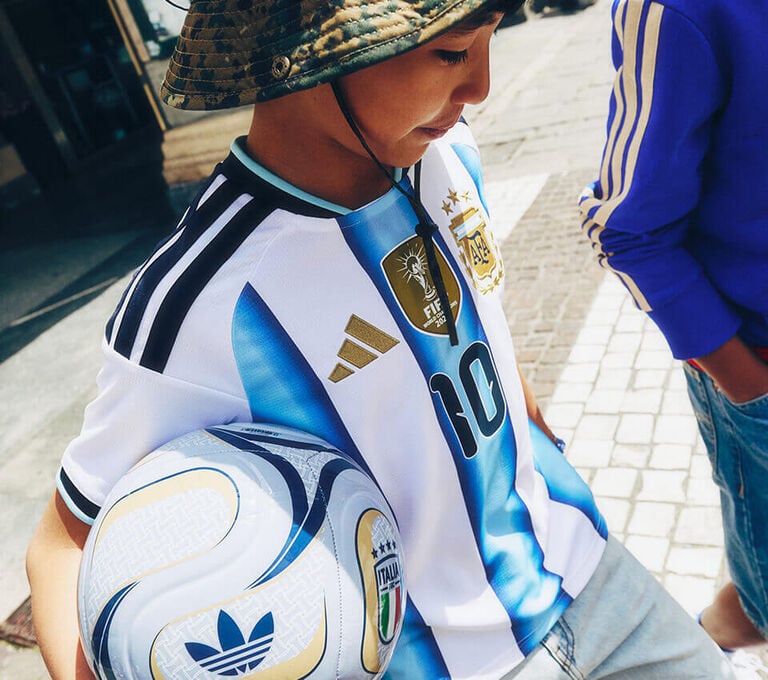 Bambino che indossa maglia argentina