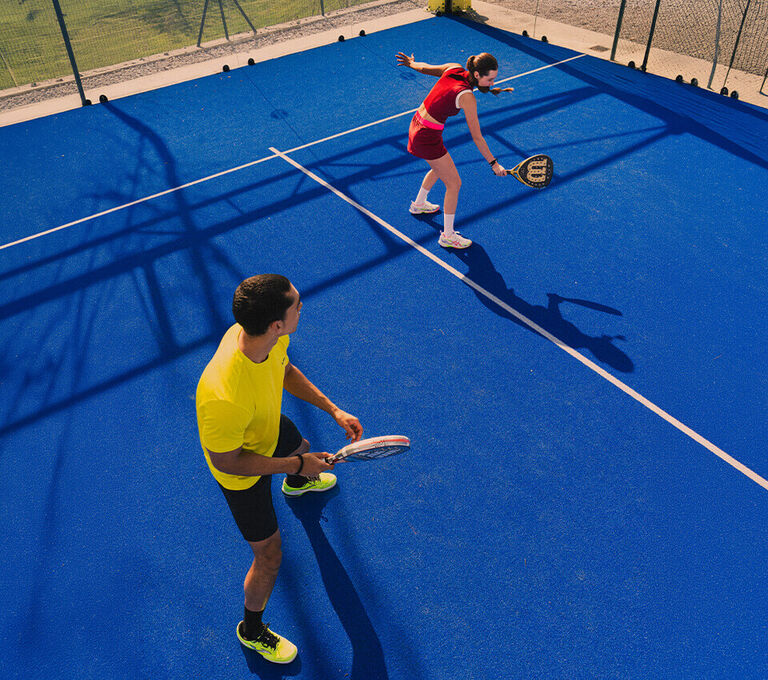Ragazzi che giocano a padel
