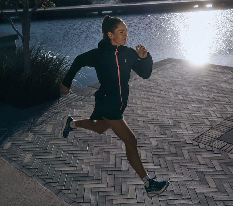 Ragazza che corre da sola