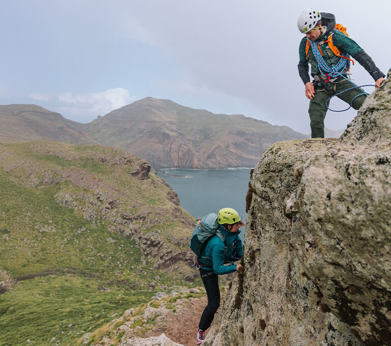 Ragazzi che scalano la montagna