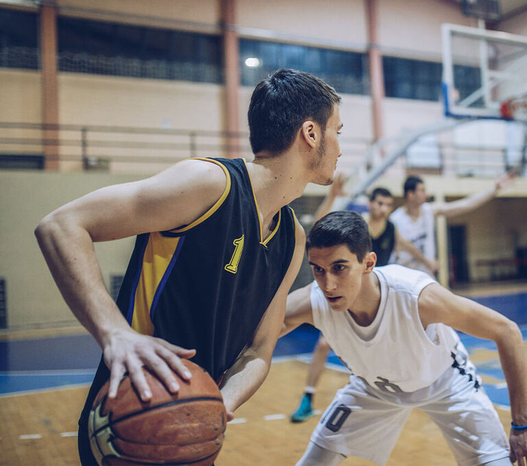 Due ragazzi che si scartano in campo