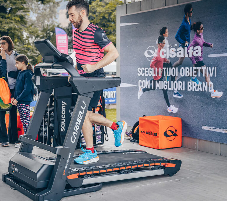 Ragazzo che corre su un tapis roulant Carnielli nello stand di Cisalfa Sport