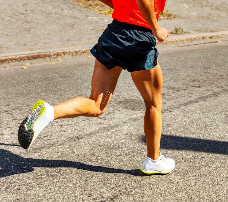 Persona che corre con pantaloncini da running