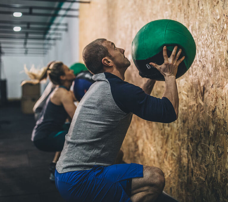 Persone che si allenano con la palla medica