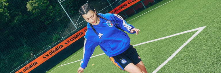Ragazza che si allena in campo da calcio