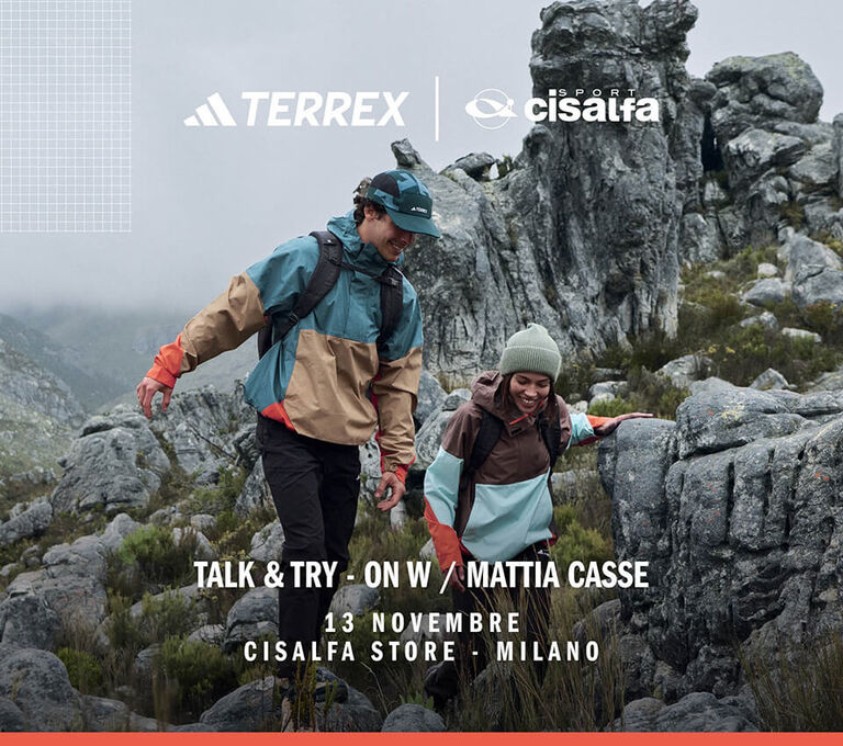 Ragazzi che camminano in montagna con abbigliamento adidas Terrex