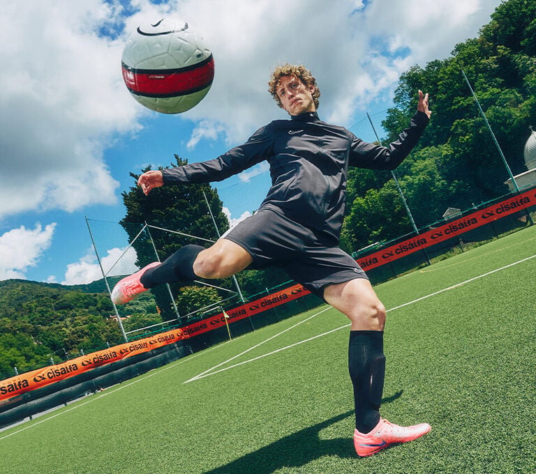 Ragazzo che calcia un pallone