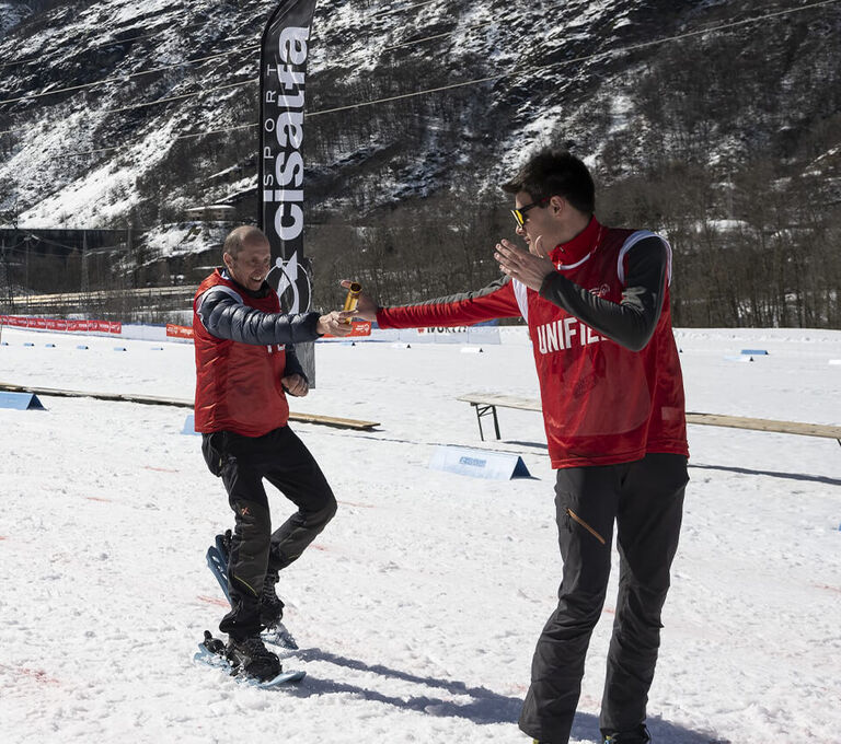 Due ragazzi che giocano a staffetta su neve