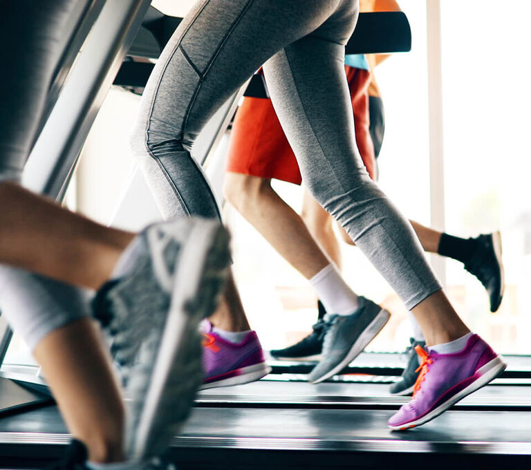 Persone che corrono su tapis-roulant