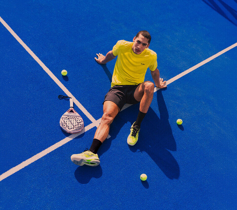 Ragazzo che gioca a padel