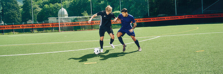 Ragazzi che giocano in campo da calcio