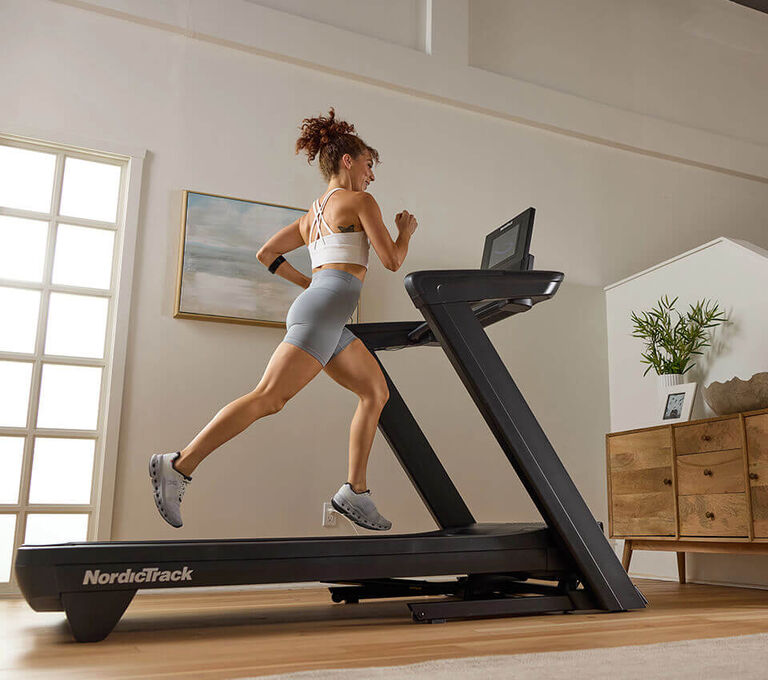 Ragazza che si allena con tapis roulant Nordictrack Commercial 1250