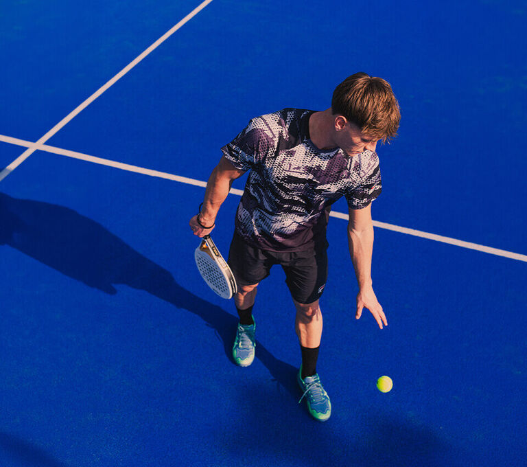Ragazzo che gioca a padel