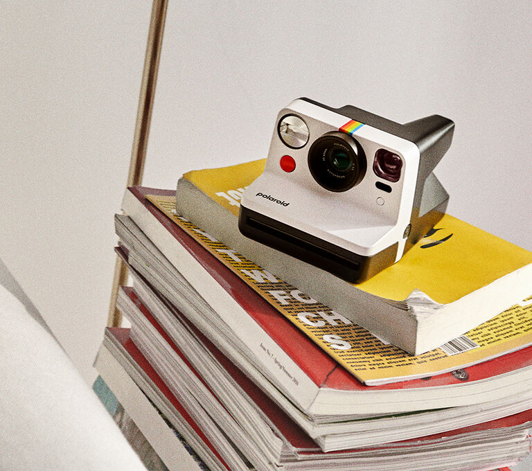 Polaroid posizionata sopra dei libri