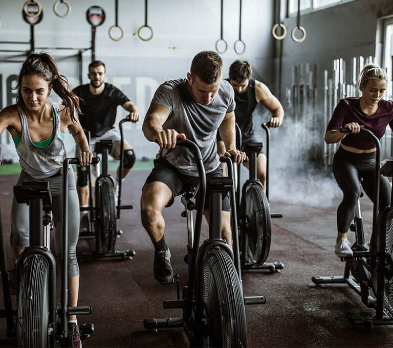 Gruppo di persone che usano la Assault Bike