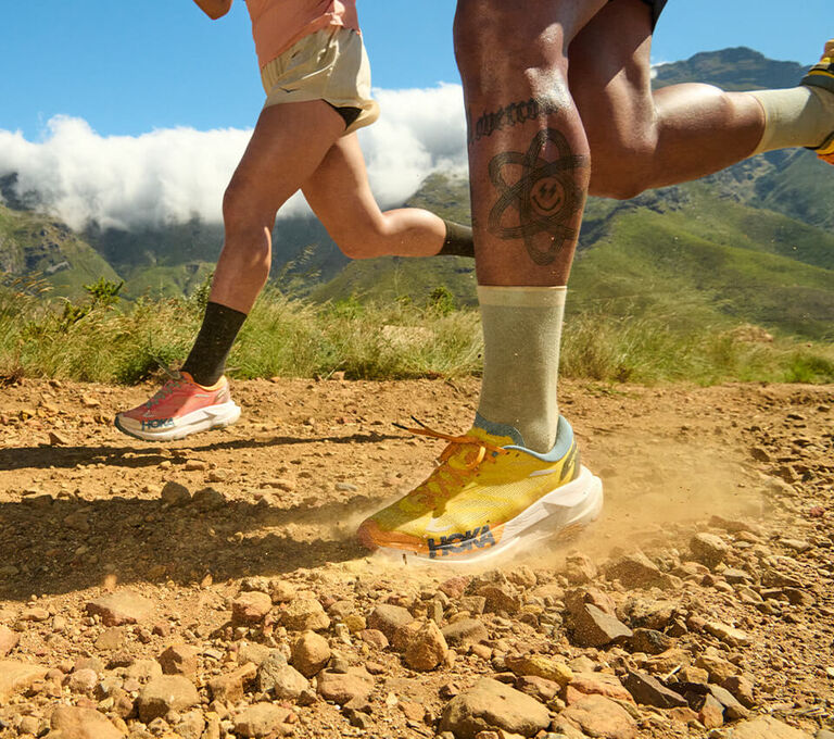 Persone che fanno trail running