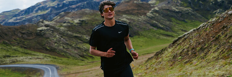 Ragazzo che indossa tshirt running tecnica di adidas