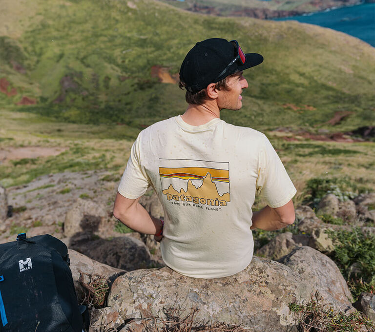 Ragazzo che scala la montagna