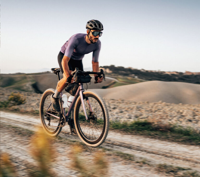 Ragazzo che va su bici da gravel 