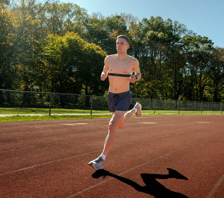 Ragazzo che corre su strada