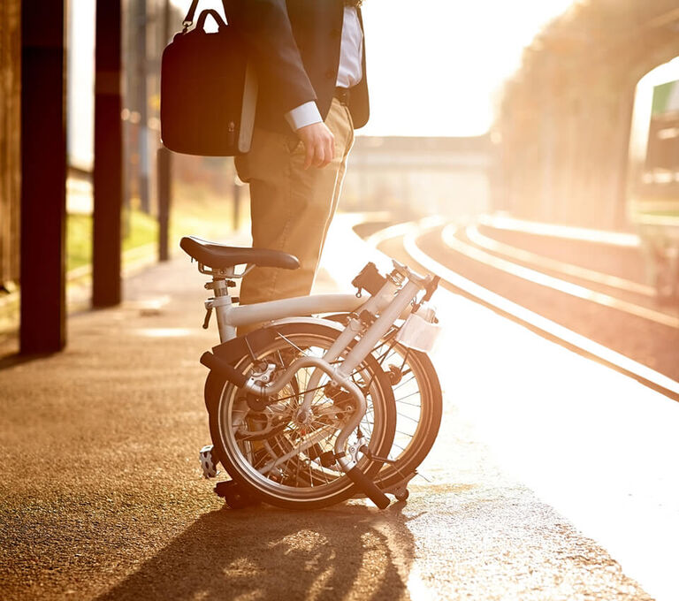 Signore con bici pieghevole