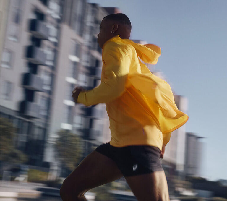 Ragazzo che corre da solo