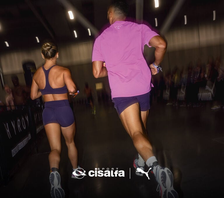 Ragazzi durante un allenamento Hyrox con abbigliamento Puma x Hyrox