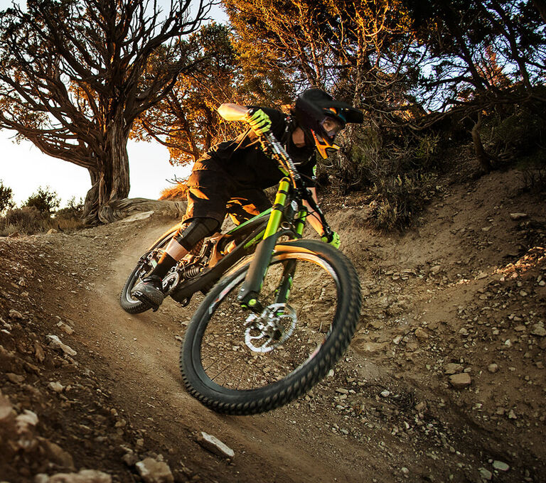 Persona che va in mountain bike su sentiero