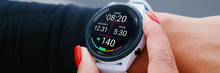 Ragazza che guarda smartwarch Garmin dopo una corsa