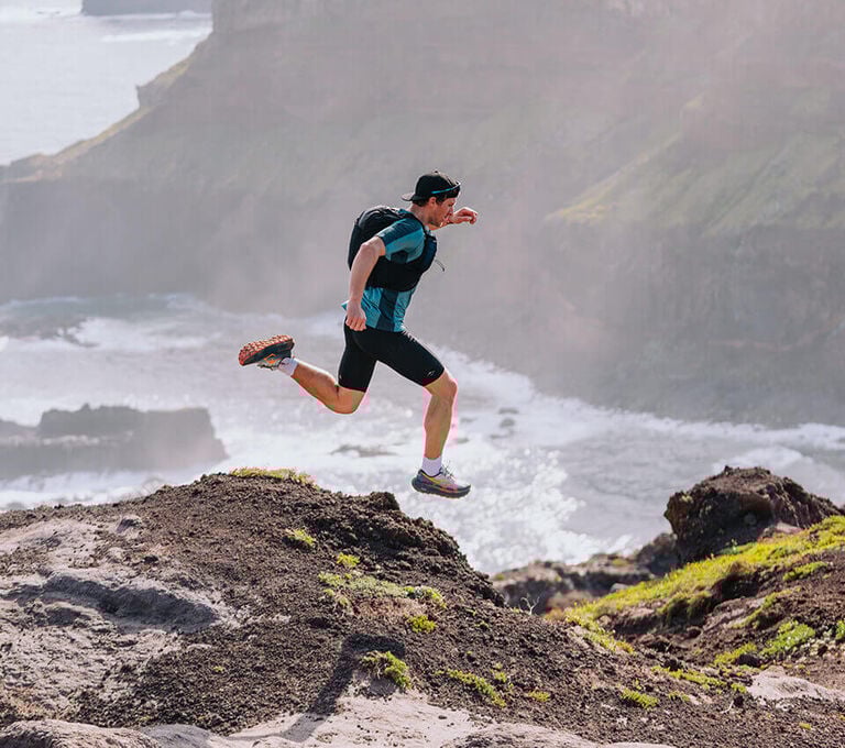 Ragazzo che fa trail running
