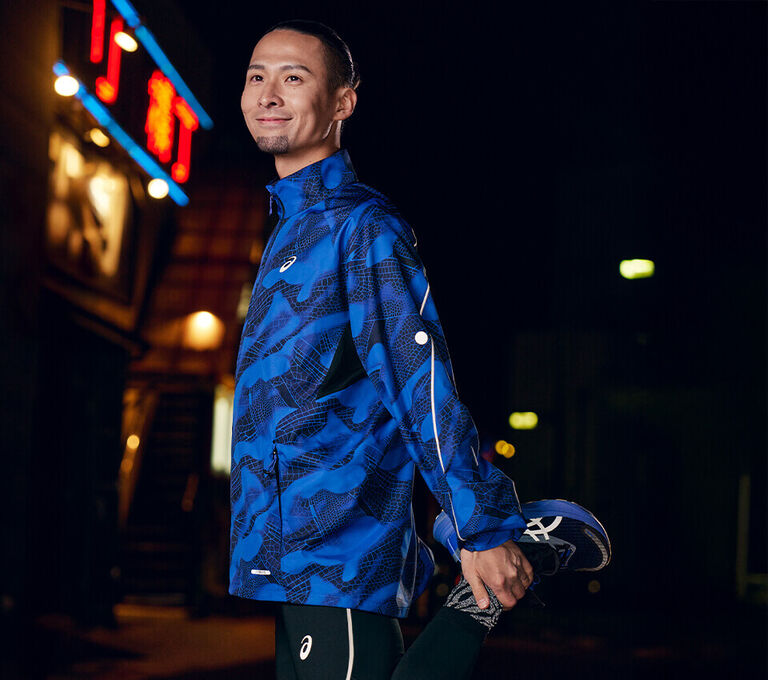 Ragazzo che fa stretching prima di correre
