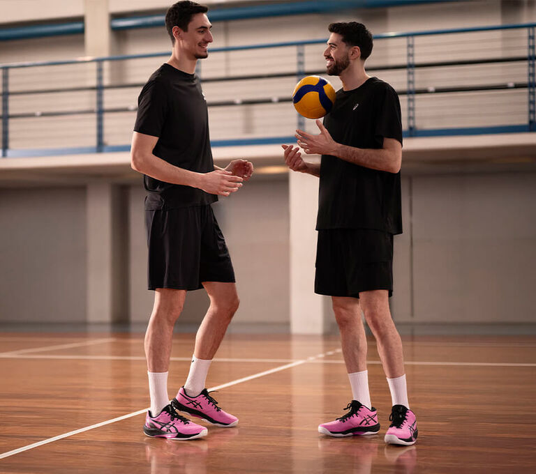 Due ragazzi che si confrontano prima di una partita a volley