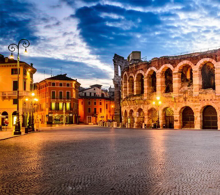 Piazza di Verona con vista sull'Arena