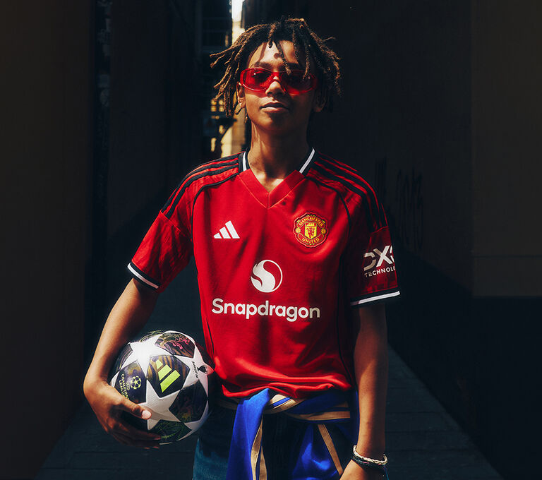 Ragazzo vestito con maglia club calcio
