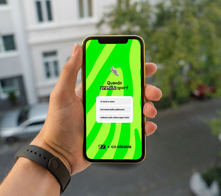 Smartphone con sondaggio ScuolaZoo