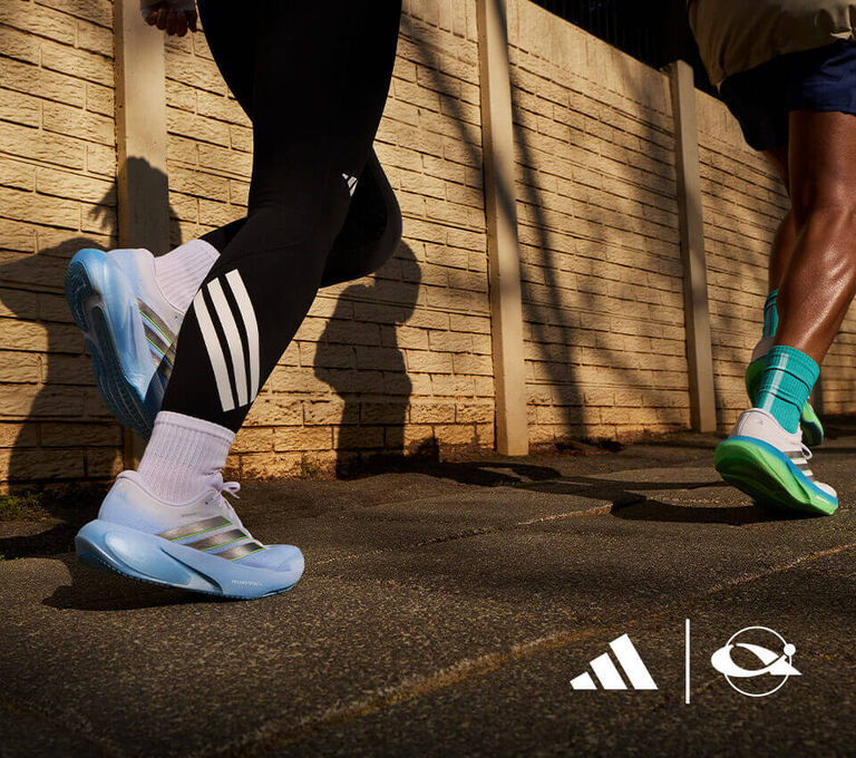 Ragazzi che corrono con scarpe da running adidas Supernova Rise 3