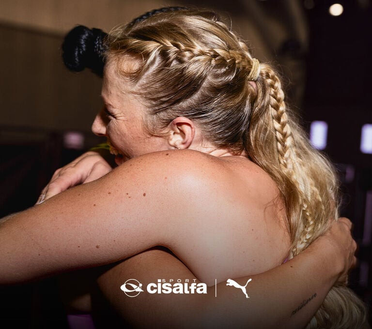 Ragazze che si abbracciano dopo allenamento Hyrox