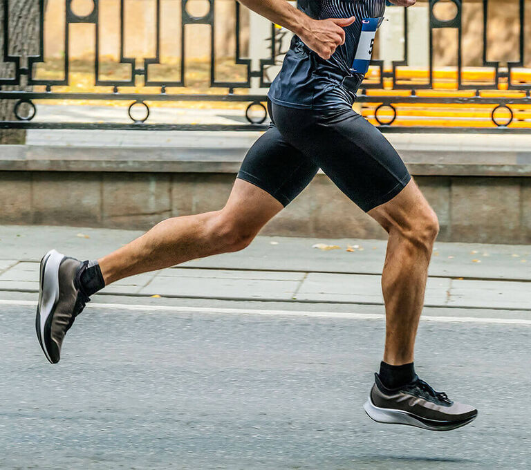 Ragazzo che corre con pantaloncini da running
