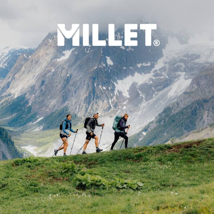 Ragazzi che fanno trekking con abbigliamento Millet