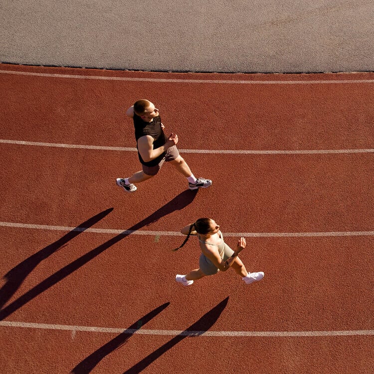 Ragazzi che corrono sulla pista di atletica