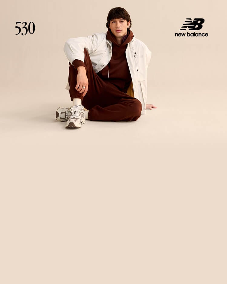 Ragazzo che indossa sneakers New Balance 530