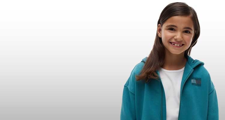 Bambina che indossa felpa Tommy Jeans