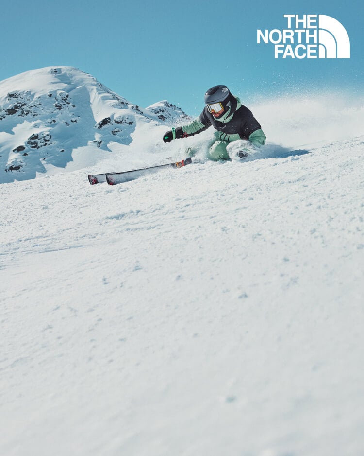 Persona che scia con giacca da sci The North Face