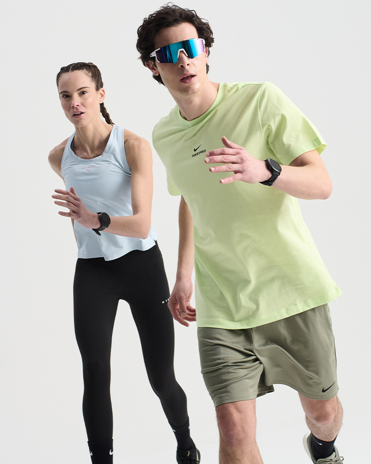 Ragazze che si allenano in palestra vestite Arena