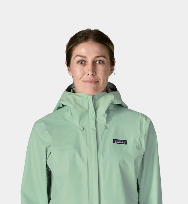 Ragazza che indossa shell di Patagonia