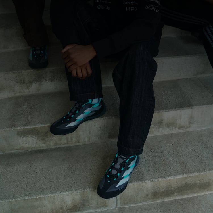 Gruppo di ragazzi che indossa abbigliamento FAN adidas Motorsport