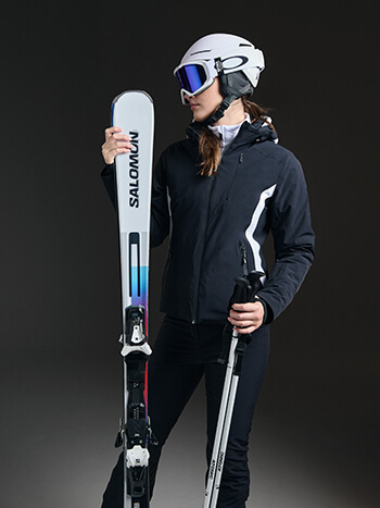 Ragazza con sci e abbigliamento sci discesa